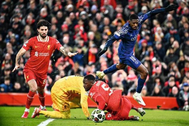 当他们控球, 他会想拍照 当他们控球, 他会想拍照